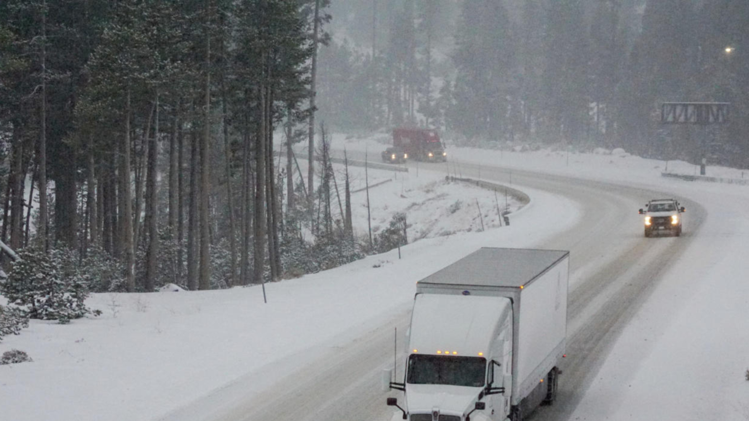 Snow Hits Northeast, Causing Thanksgiving Travel Delays Clash Ranger